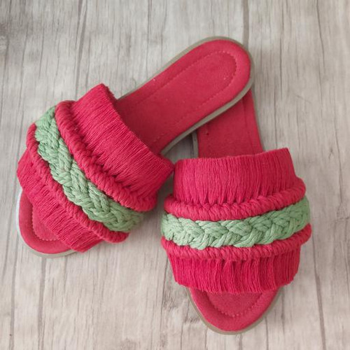 صندل مکرومه یلدایی با طراحی هنری و رنگ قرمز جذاب برای دورهمیهای خاص گره طلایی