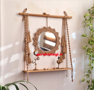 دیوارکوب مکرومه شلفدار با آینه دایرهای مناسب برای دکوراسیون سنتی و کافهها