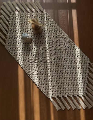 نمای نزدیک از بافت رانر مکرومه طرح گلبرگ شیری رنگ گره طلایی