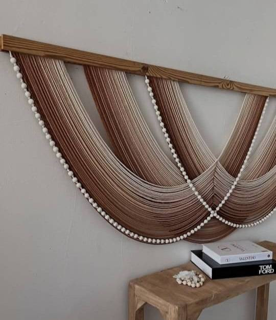 نمای نزدیک بومریس مکرومه سه هلالی با مهرههای تزئینی رنگی دستساز