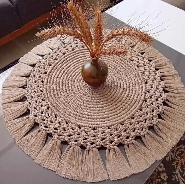 رومیزی گرد مکرومه دستبافت روی میز ناهارخوری