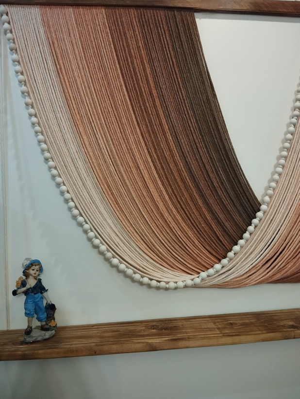 دیوارکوب مکرومه طرح هلال مهره دار قهوه ای