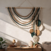 دیوارکوب مکرومه رنگی نصب شده روی دیوار - نمای محیطی