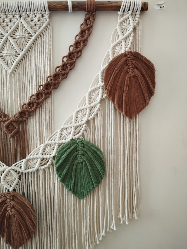 دیوارکوب مکرومه رنگی نصب شده روی دیوار - نمای محیطی